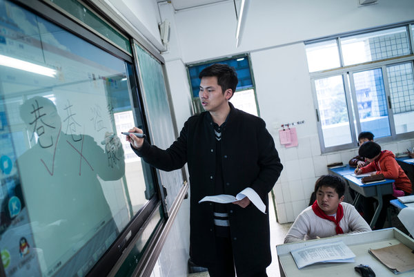 林伟是中国福州某小学六年级的一位教师。中国教育者担心缺乏男教师会导致一代怯懦、自我中心的学生。
