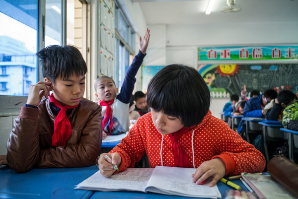 学校里的学生们。教师林伟在课上给他们讲述如何表现出男子气概，他说，男人“要有担当”。
