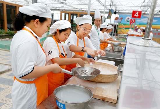 北京市初中学生正在学农基地摇元宵 丁柏明/摄