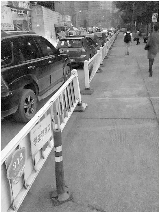 学校出台规定家长乱停车要扣班级分 孩子急哭了