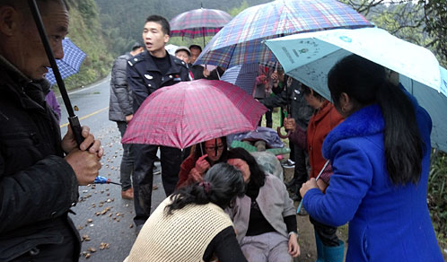 一把伞 一件干衣 一床棉被 是风雨中给受伤生命的最大安慰